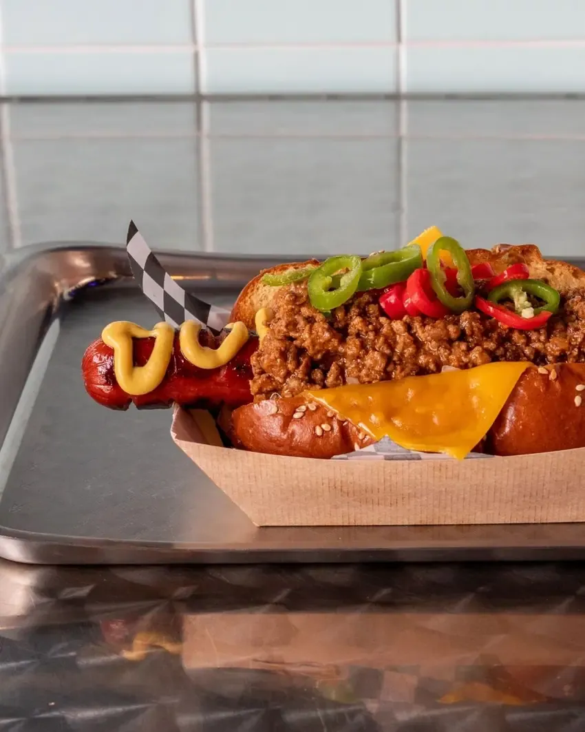 Hot dog Michigan cubierto de salsa de carne y chile